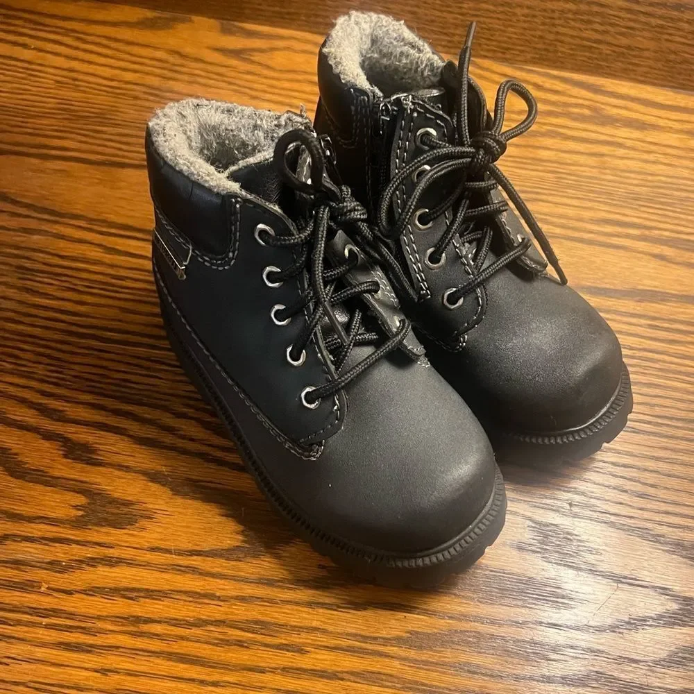 SmartFit skid resistant,‎ waterproof 8.5c boots NEW